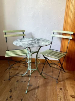 Ensemble bistrot ancien en fer forgé, table années 30 et chaises pliantes