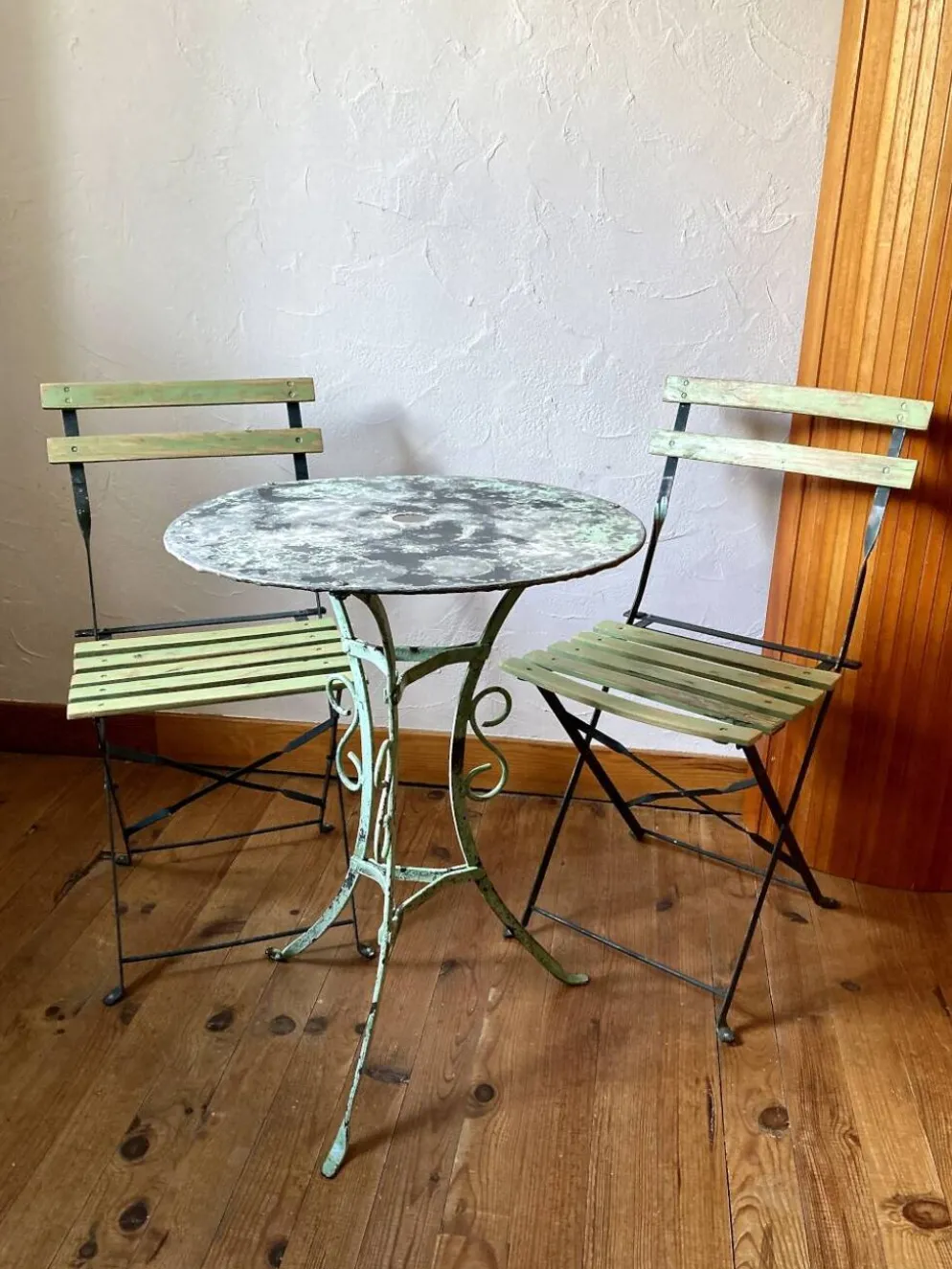 Ensemble bistrot ancien en fer forgé, table années 30 et chaises pliantes