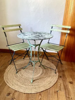 Ensemble bistrot ancien en fer forgé, table années 30 et chaises pliantes
