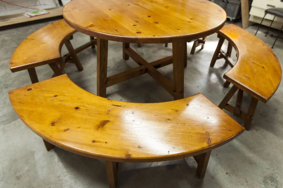 Ensemble brutaliste table ronde 113cm et ses 4 tabourets arrondis 1960