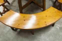 Ensemble brutaliste table ronde 113cm et ses 4 tabourets arrondis 1960