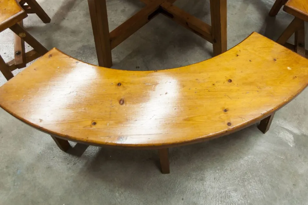 Ensemble brutaliste table ronde 113cm et ses 4 tabourets arrondis 1960