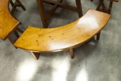 Ensemble brutaliste table ronde 113cm et ses 4 tabourets arrondis 1960