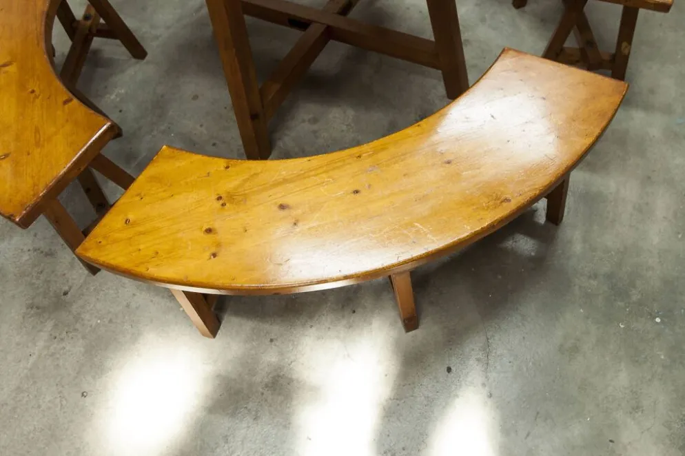 Ensemble brutaliste table ronde 113cm et ses 4 tabourets arrondis 1960