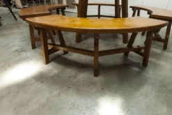 Ensemble brutaliste table ronde 113cm et ses 4 tabourets arrondis 1960