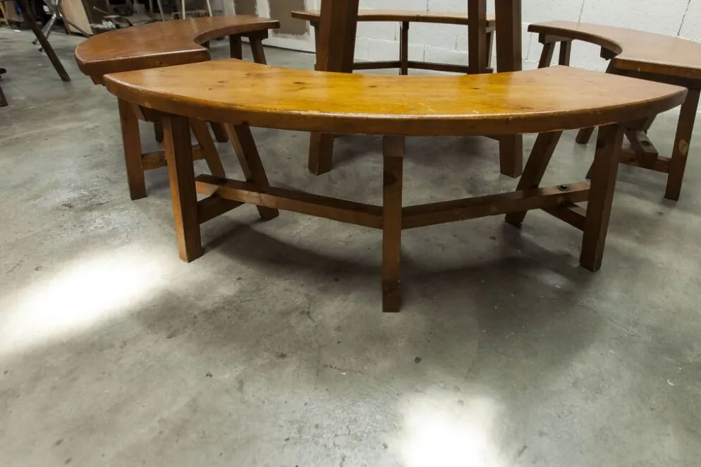 Ensemble brutaliste table ronde 113cm et ses 4 tabourets arrondis 1960