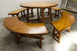 Ensemble brutaliste table ronde 113cm et ses 4 tabourets arrondis 1960