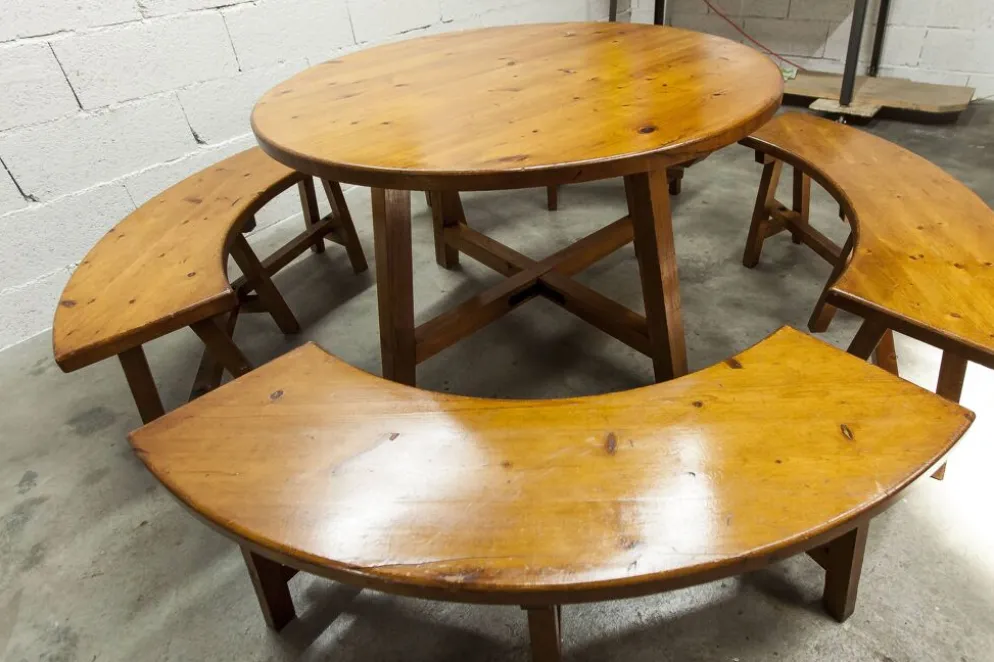 Ensemble brutaliste table ronde 113cm et ses 4 tabourets arrondis 1960