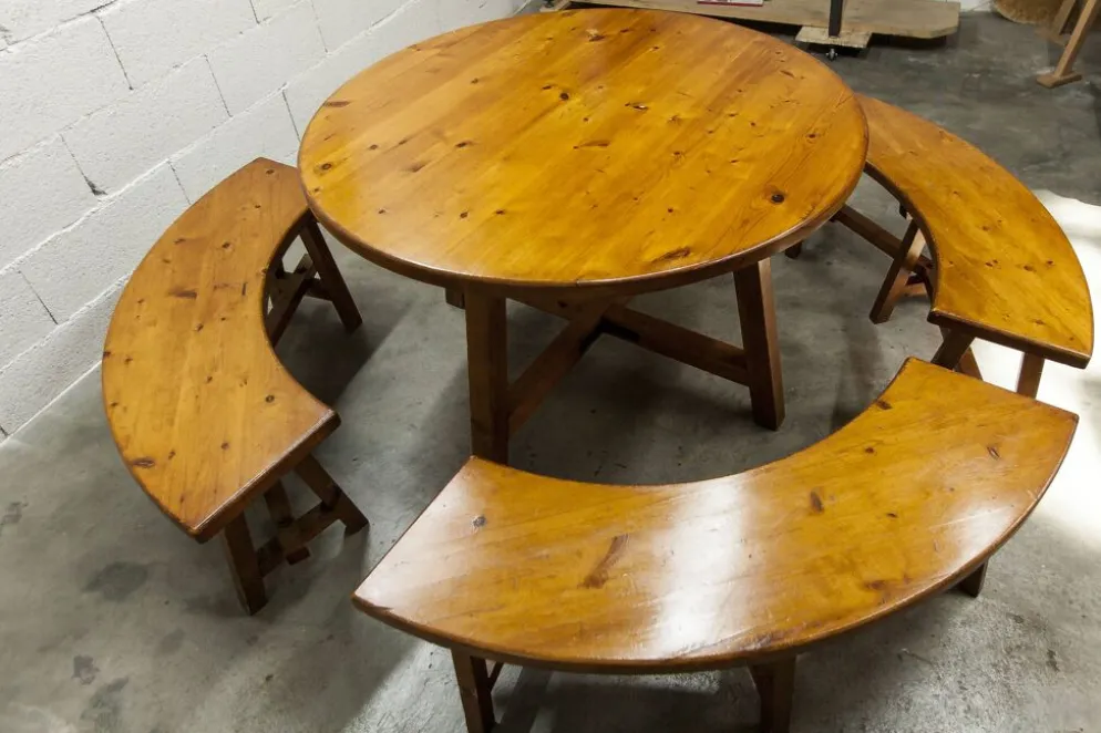Ensemble brutaliste table ronde 113cm et ses 4 tabourets arrondis 1960