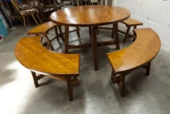 Ensemble brutaliste table ronde 113cm et ses 4 tabourets arrondis 1960