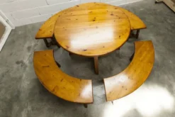 Ensemble brutaliste table ronde 113cm et ses 4 tabourets arrondis 1960