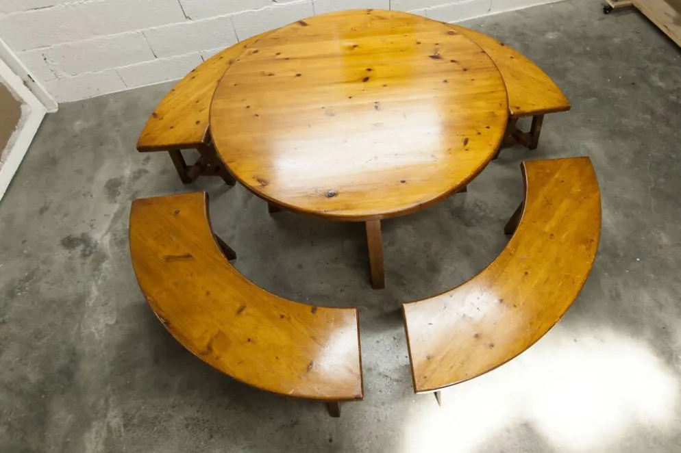 Ensemble brutaliste table ronde 113cm et ses 4 tabourets arrondis 1960