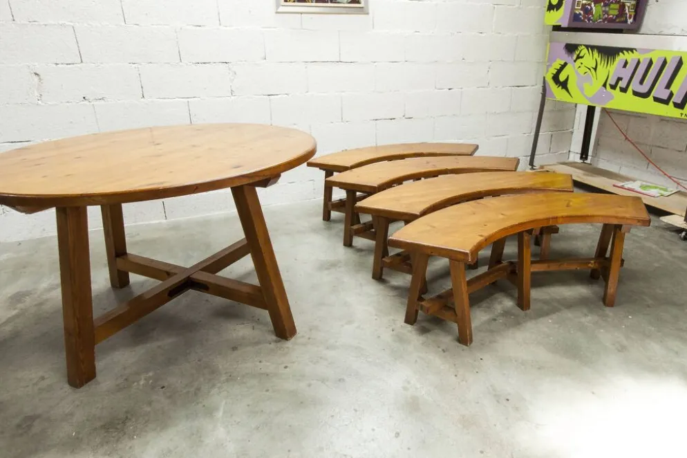 Ensemble brutaliste table ronde 113cm et ses 4 tabourets arrondis 1960
