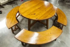 Ensemble brutaliste table ronde 113cm et ses 4 tabourets arrondis 1960
