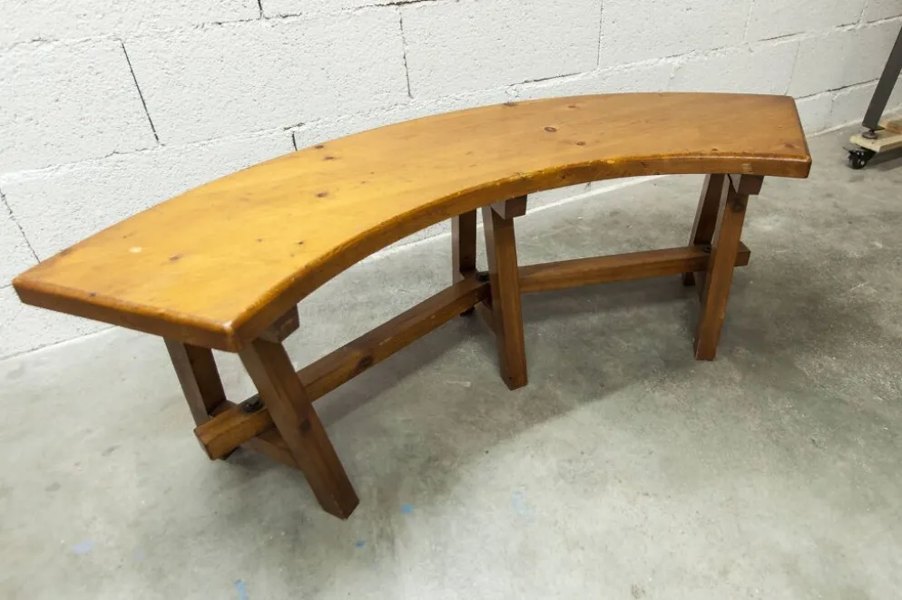 Ensemble brutaliste table ronde 113cm et ses 4 tabourets arrondis 1960