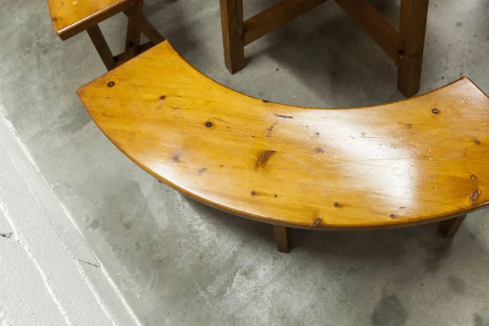 Ensemble brutaliste table ronde 113cm et ses 4 tabourets arrondis 1960