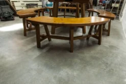 Ensemble brutaliste table ronde 113cm et ses 4 tabourets arrondis 1960