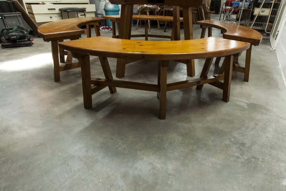 Ensemble brutaliste table ronde 113cm et ses 4 tabourets arrondis 1960