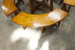 Ensemble brutaliste table ronde 113cm et ses 4 tabourets arrondis 1960