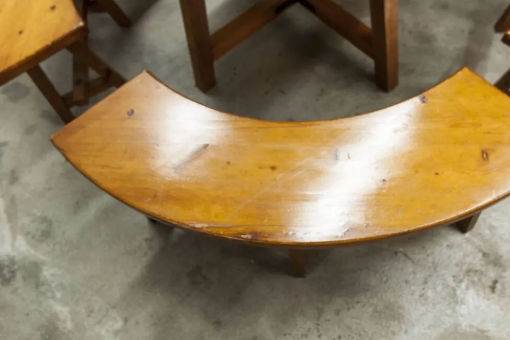 Ensemble brutaliste table ronde 113cm et ses 4 tabourets arrondis 1960