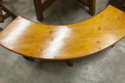 Ensemble brutaliste table ronde 113cm et ses 4 tabourets arrondis 1960
