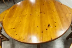 Ensemble brutaliste table ronde 113cm et ses 4 tabourets arrondis 1960