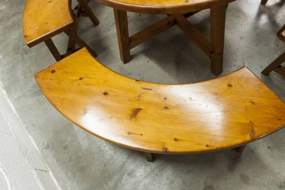 Ensemble brutaliste table ronde 113cm et ses 4 tabourets arrondis 1960