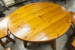 Ensemble brutaliste table ronde 113cm et ses 4 tabourets arrondis 1960