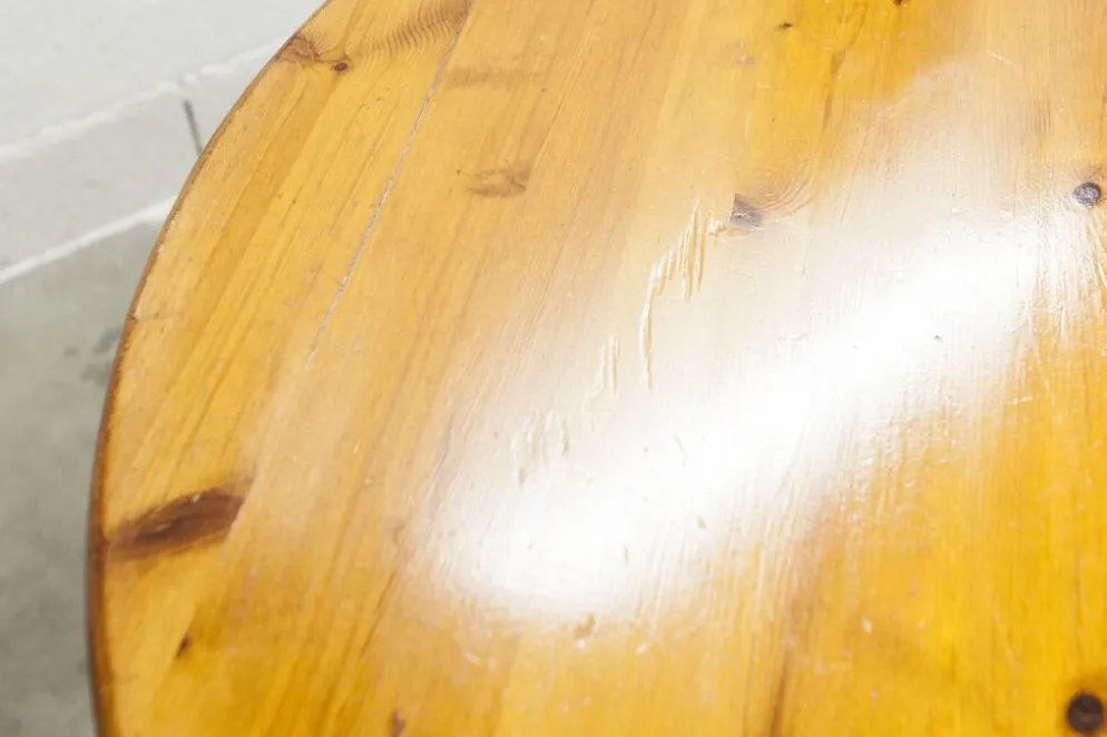 Ensemble brutaliste table ronde 113cm et ses 4 tabourets arrondis 1960