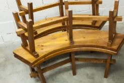 Ensemble brutaliste table ronde 113cm et ses 4 tabourets arrondis 1960