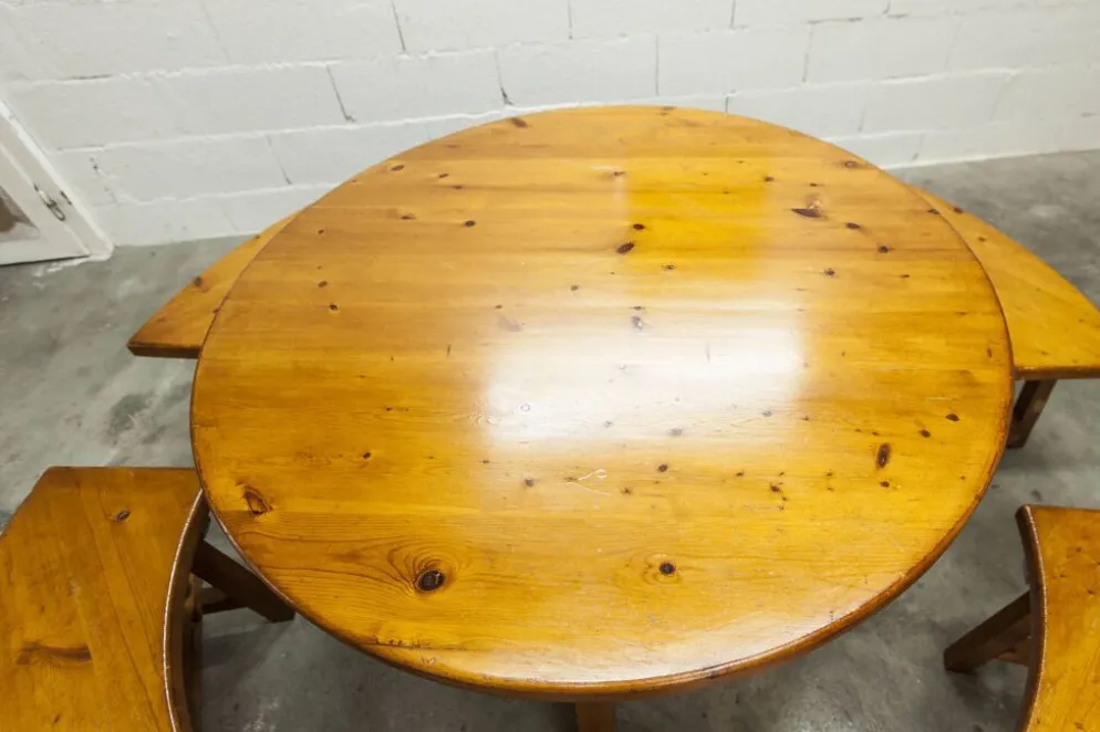 Ensemble brutaliste table ronde 113cm et ses 4 tabourets arrondis 1960