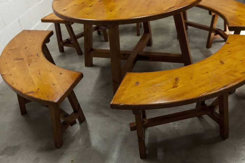 Ensemble brutaliste table ronde 113cm et ses 4 tabourets arrondis 1960