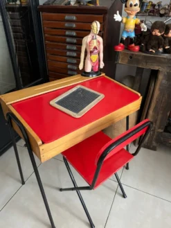 Ensemble bureau et chaise enfant rouge vintage