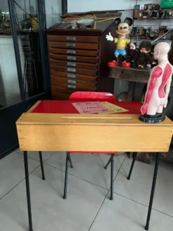 Ensemble bureau et chaise enfant rouge vintage