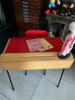 Ensemble bureau et chaise enfant rouge vintage
