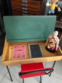 Ensemble bureau et chaise enfant rouge vintage