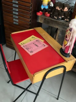 Ensemble bureau et chaise enfant rouge vintage