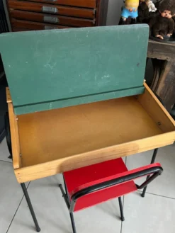 Ensemble bureau et chaise enfant rouge vintage