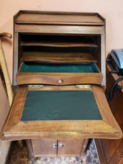 Ensemble composé de petit bureau scriban et sa chaise ancienne