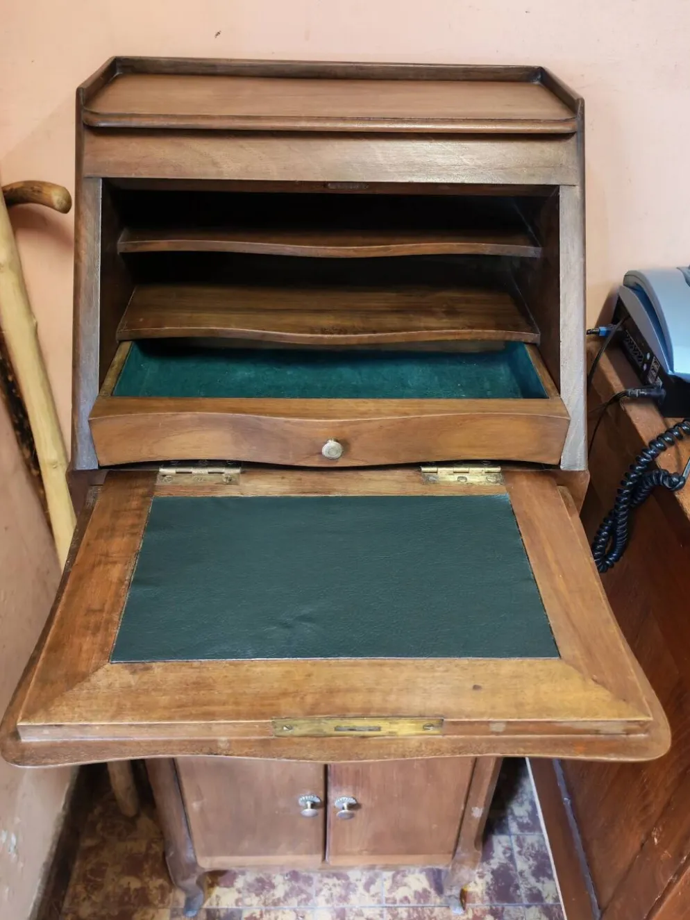 Ensemble composé de petit bureau scriban et sa chaise ancienne
