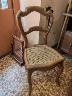 Ensemble composé de petit bureau scriban et sa chaise ancienne
