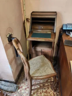 Ensemble composé de petit bureau scriban et sa chaise ancienne