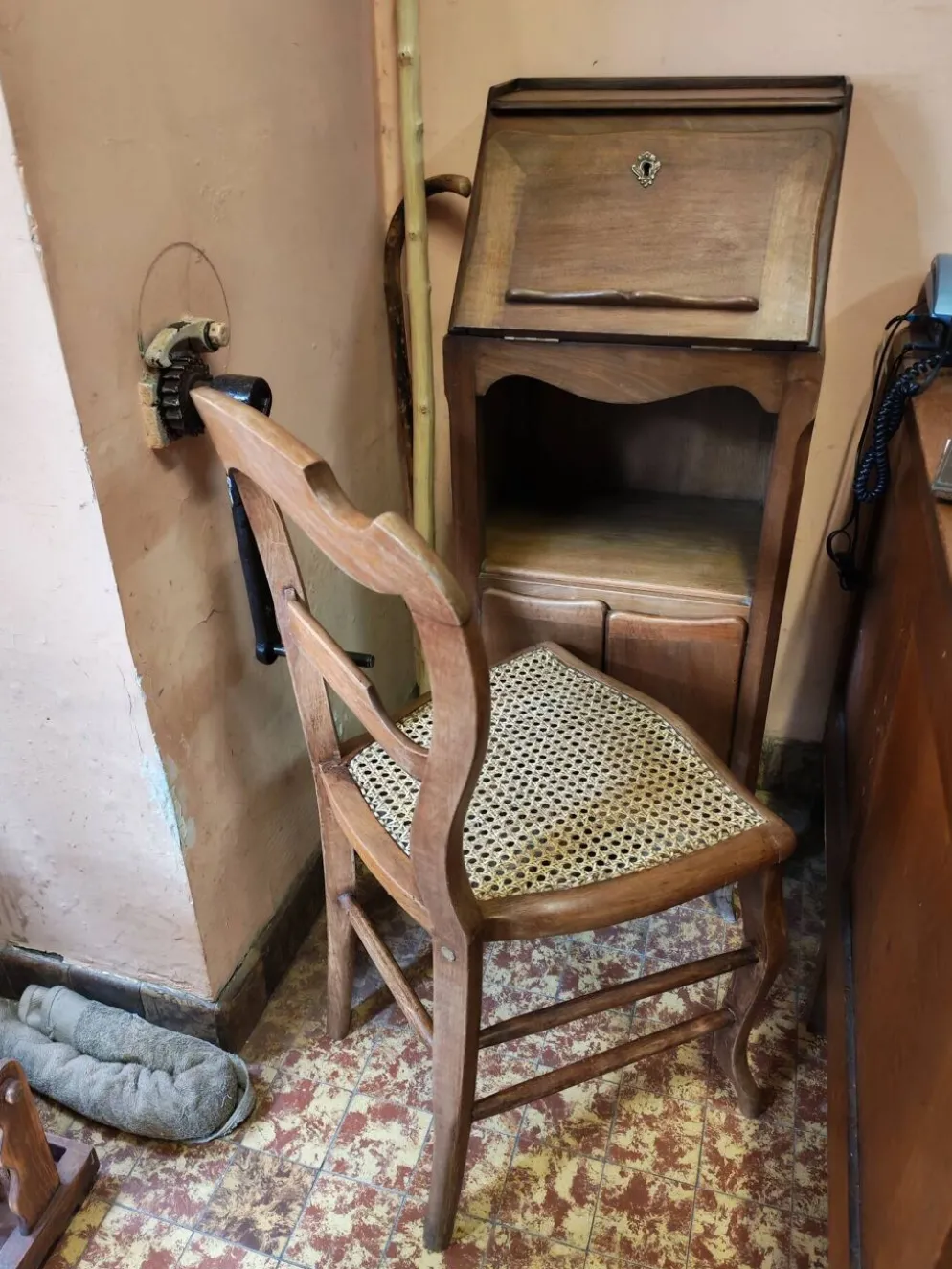Ensemble composé de petit bureau scriban et sa chaise ancienne