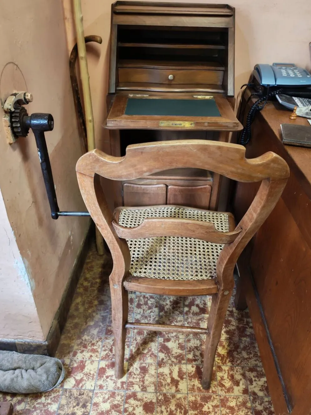 Ensemble composé de petit bureau scriban et sa chaise ancienne