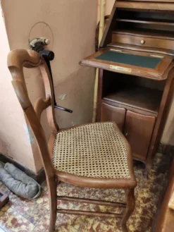 Ensemble composé de petit bureau scriban et sa chaise ancienne