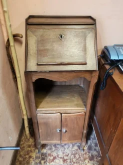 Ensemble composé de petit bureau scriban et sa chaise ancienne