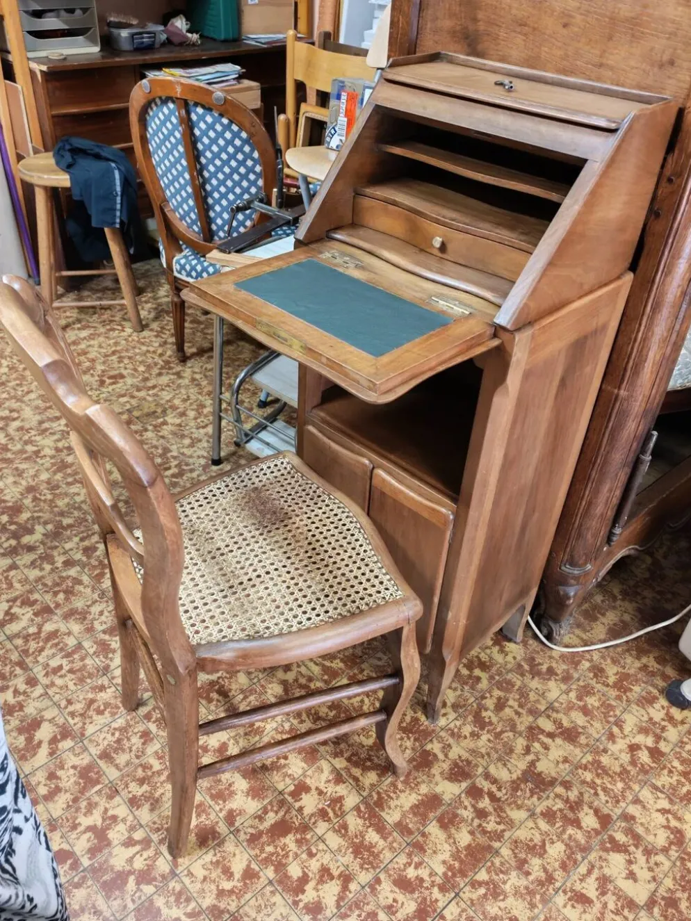 Ensemble composé de petit bureau scriban et sa chaise ancienne