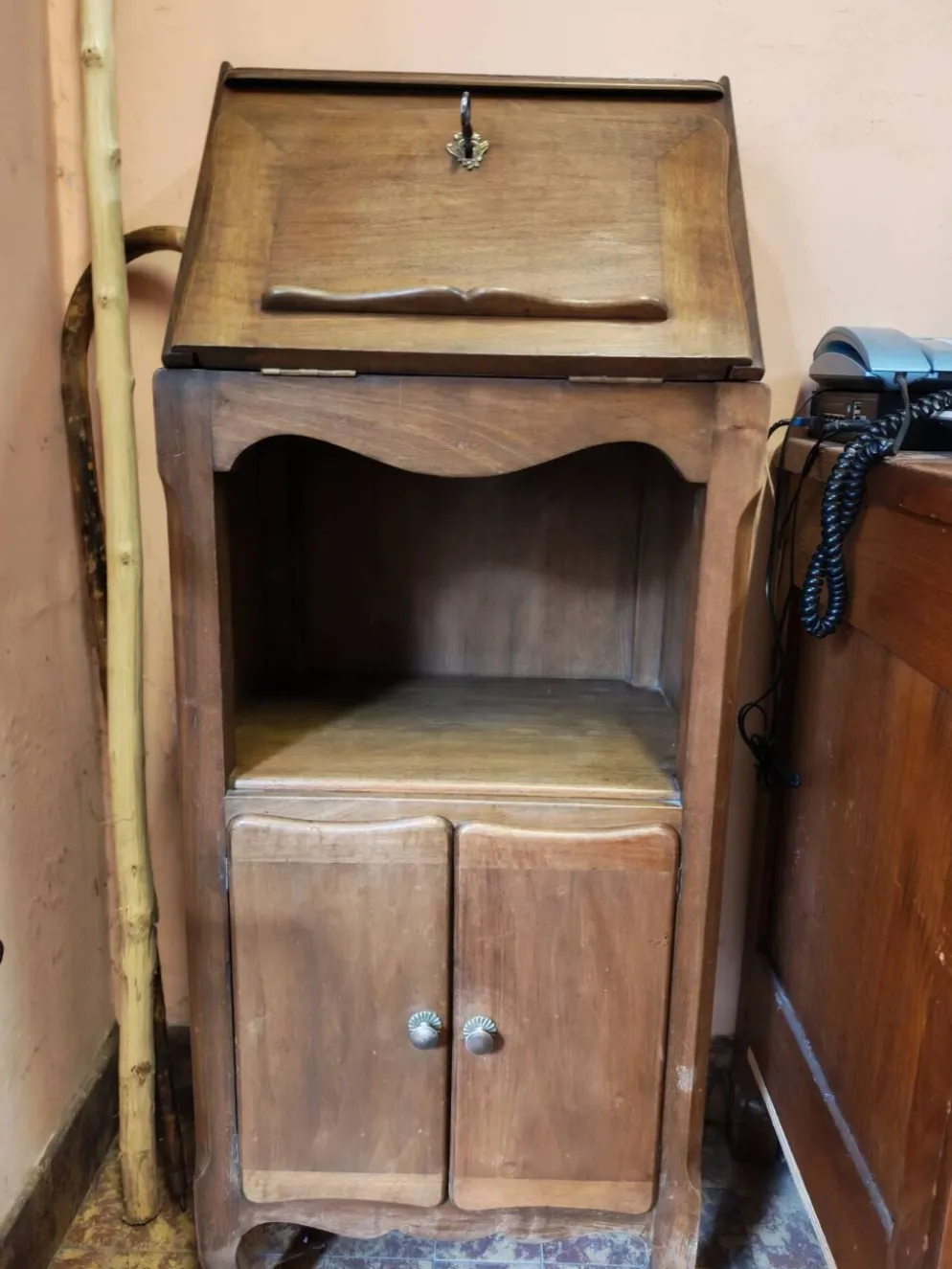 Ensemble composé de petit bureau scriban et sa chaise ancienne