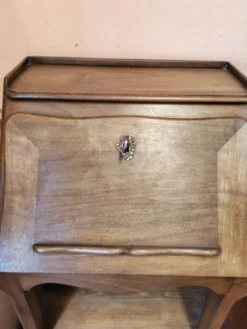 Ensemble composé de petit bureau scriban et sa chaise ancienne