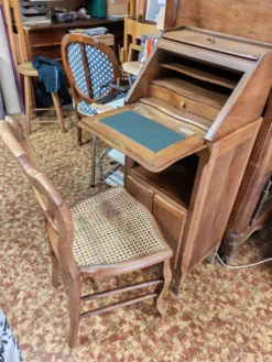 Ensemble composé de petit bureau scriban et sa chaise ancienne